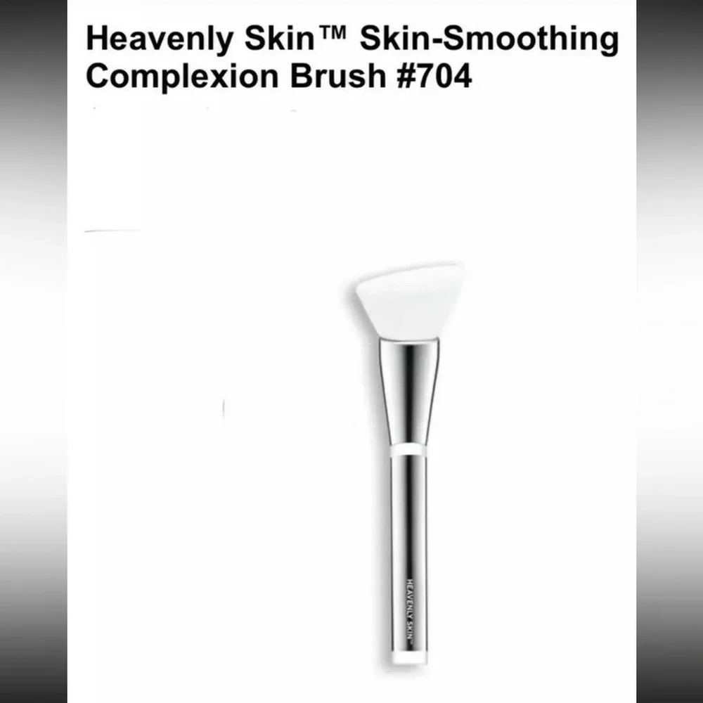 IT COSMETICS Heavenly Skin Skin-Smoothing Complexion Brush #704 NIP $48